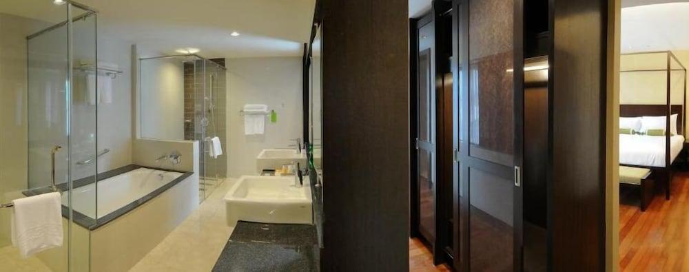 Micasa All Suites Hotel Kuala Lumpur Eksteriør billede Bathroom